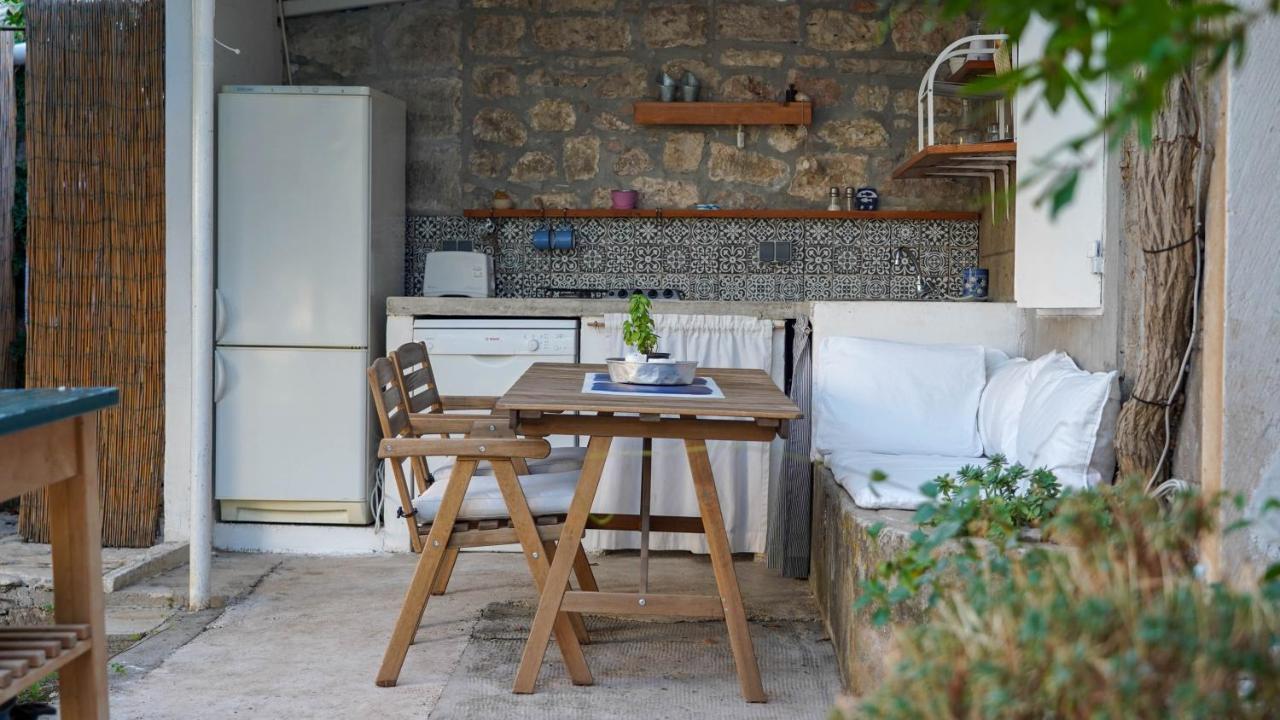Charming Two-Bed Apartment Orange Garden 수티반 외부 사진