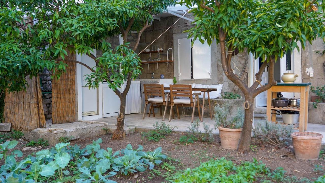 Charming Two-Bed Apartment Orange Garden 수티반 외부 사진