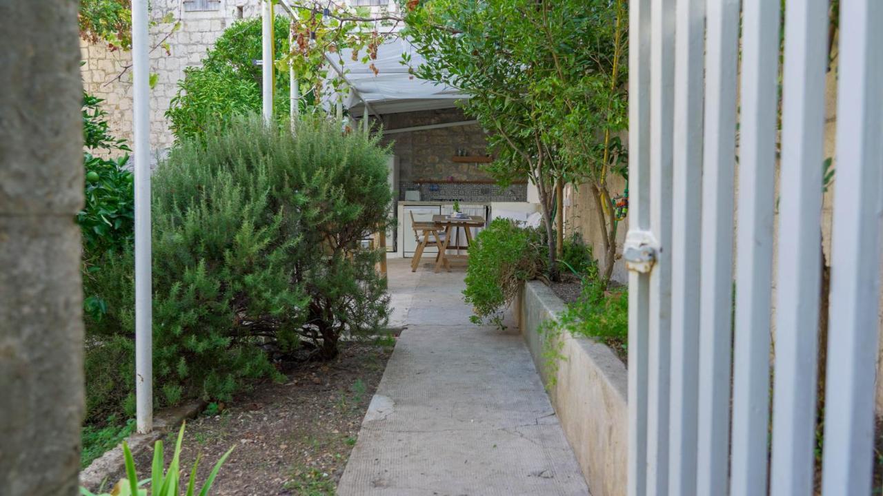 Charming Two-Bed Apartment Orange Garden 수티반 외부 사진